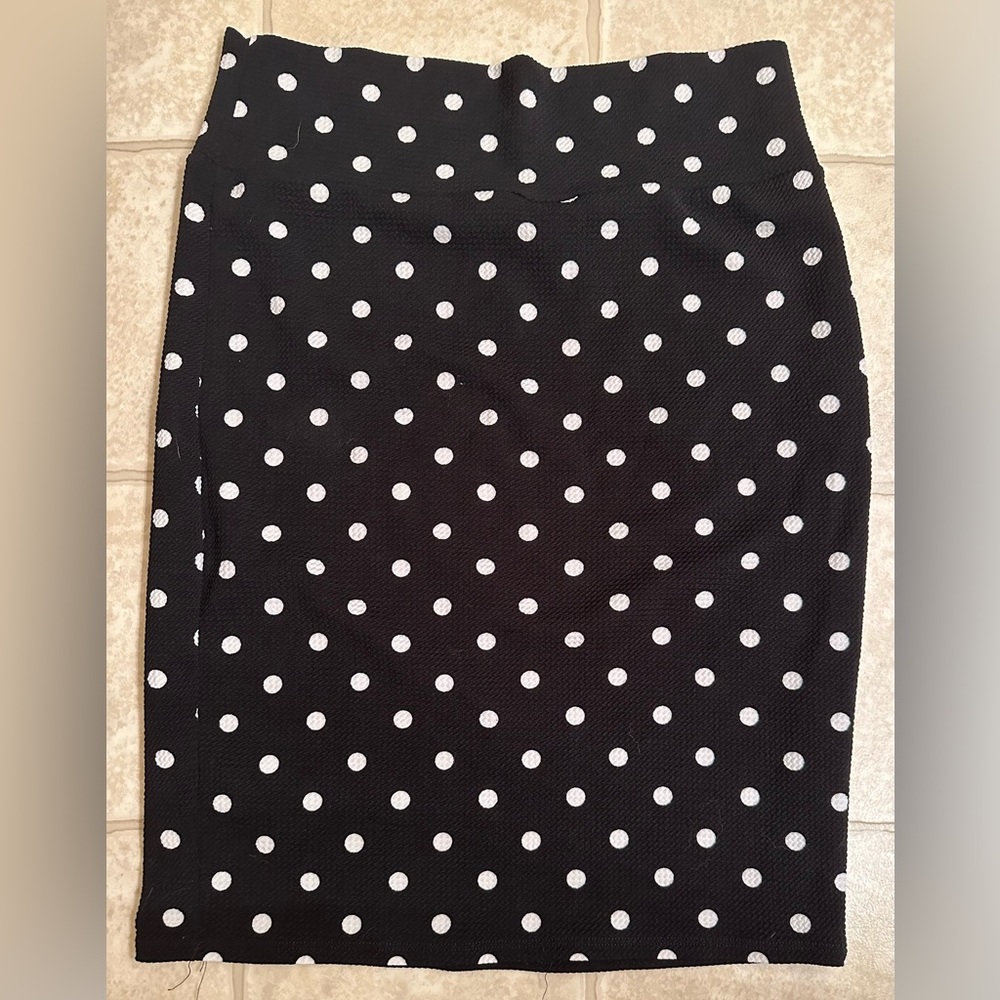 LuLaRoe black & white polka dot Cassie pencil skirt. Size large. EUC.